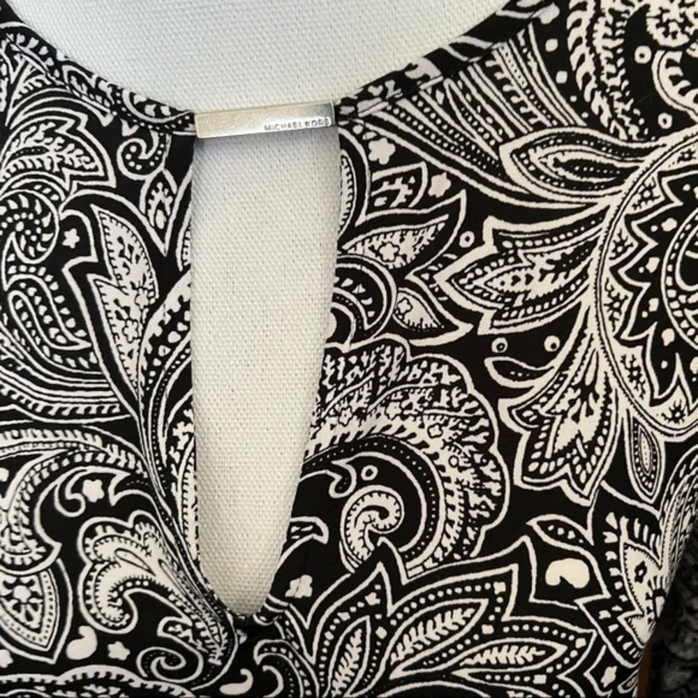 Michael Kors Pullover Black and White Paisley Print Top V Cutout Size Small❤️
